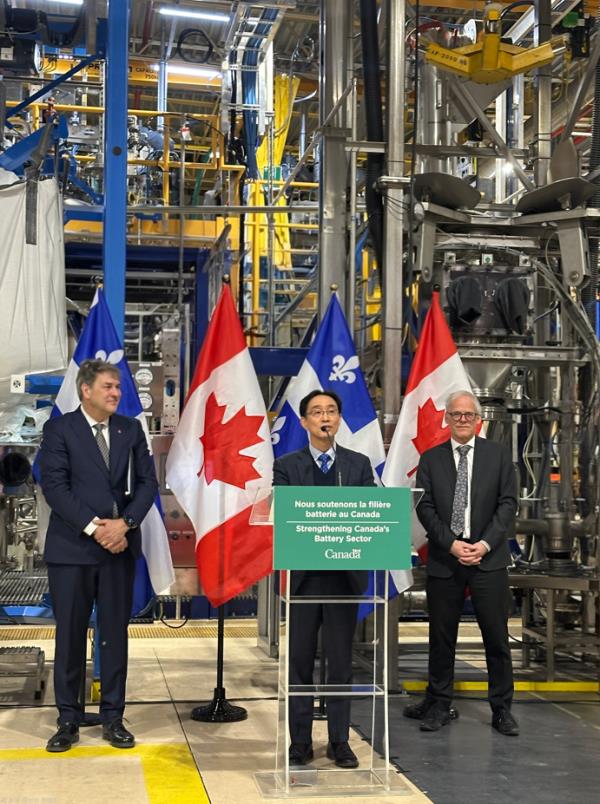 Oh Sang-young (center), managing director of EcoPro’s Canadian subsidiary, attends an official announcement ceremony for battery R&D incentive support alongside Claude Guay (left), a member of Natural Resources Canada, and Jacques Ramsay, a member of Public Safety Canada.