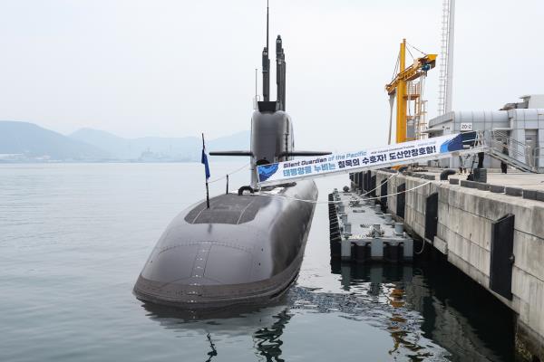 A  3,000-ton class Dosan Ahn Chang-ho (SS-III) submarine is docked at Jinhae base in Jinhae District, Changwon, South Gyeongsang Province, on Wednesday. (Yonhap)