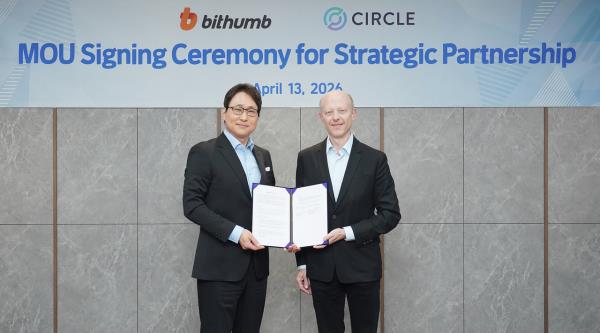 Bithumb CEO Lee Jae-won (left) and Circle CEO Jeremy Allaire pose together after signing an agreement at Bithumb's headquarters in southern Seoul, Monday. (Bithumb)