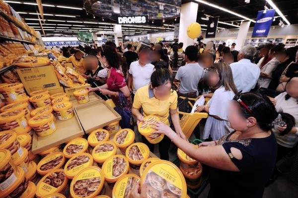 Customers purchase No Brand products at an Emart in Mongolia. (Emart)