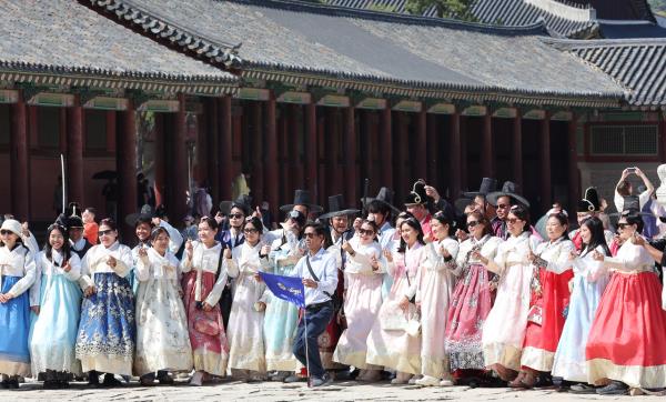 A foreign tourist group visits Gyeongbok Palace in Seoul, in this file photo from April 16, 2026. (Yonhap)