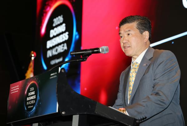 AmCham Chairman and CEO James Kim delivers opening remarks at the 2026 Doing Business in Korea seminar at a Seoul hotel on April 21. (Yonhap)