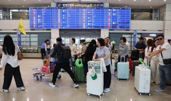 Visitors are seen in the arrivals hall at Incheon International Airport on May 1. (Yonhap)