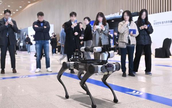 Shareholders watch a robot demonstration by Rainbow Robotics during Samsung Electronics’ 56th annual shareholders meeting at Suwon Convention Center in Suwon, Gyeonggi Province, on March 19, 2025. (Yonhap)