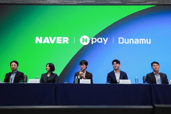 From left: Naver Financial CEO Park Sang-jin, Naver CEO Choi Soo-yeon, Naver founder Lee Hae-jin, Dunamu Chair Song Chi-hyung and Dunamu CEO Oh Kyoung-suk hold a joint press conference at the Naver headquarters in Pangyo, Gyeonggi Province, in November. (Naver)