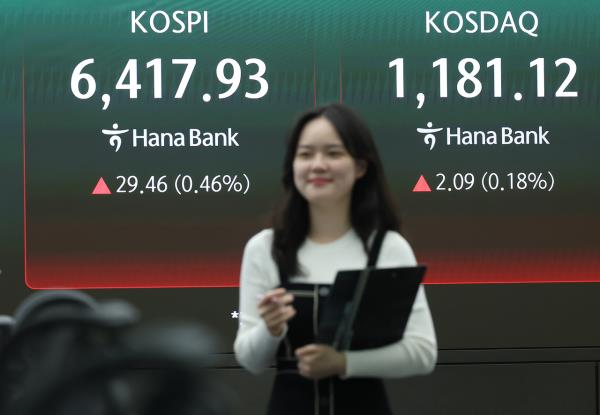 An electronic board showing the Korea Composite Stock Price Index at a dealing room of the Hana Bank headquarters in Seoul on Wednesday. (Yonhap)