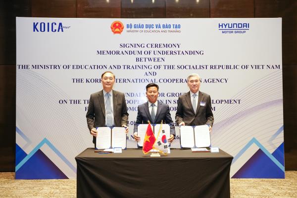 From left: KOICA President Chang Won-sam, Vietnam's Deputy Minister of Education and Training Le Quan and President of Strategic Planning at Hyundai Motor Group Sung Kim pose for a photo after signing a memorandum of understanding in Hanoi, Vietnam, Thursday. (Hyundai Motor Group)