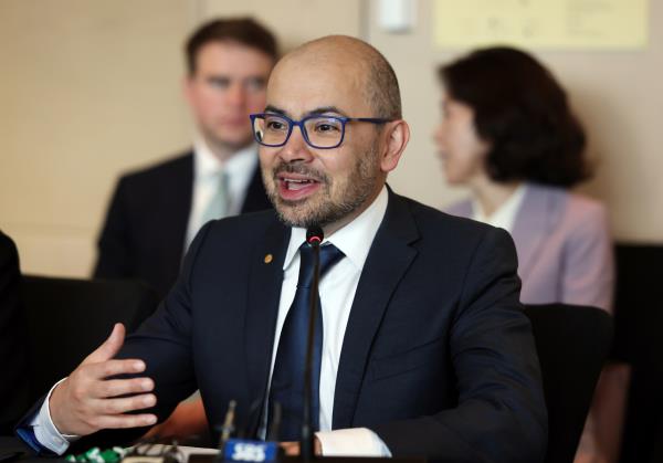 Google DeepMind CEO Demis Hassabis speaks during a memorandum of understanding signing ceremony between the Ministry of Science and ICT and the US tech giant at Four Seasons Hotel Seoul on Monday. (Yonhap)