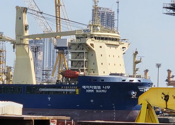 The HMM Namu, a Panama-flagged cargo ship operated by South Korean shipping firm HMM Co., is seen docked at a Dubai port on May 8, 2026. (Yonhap)